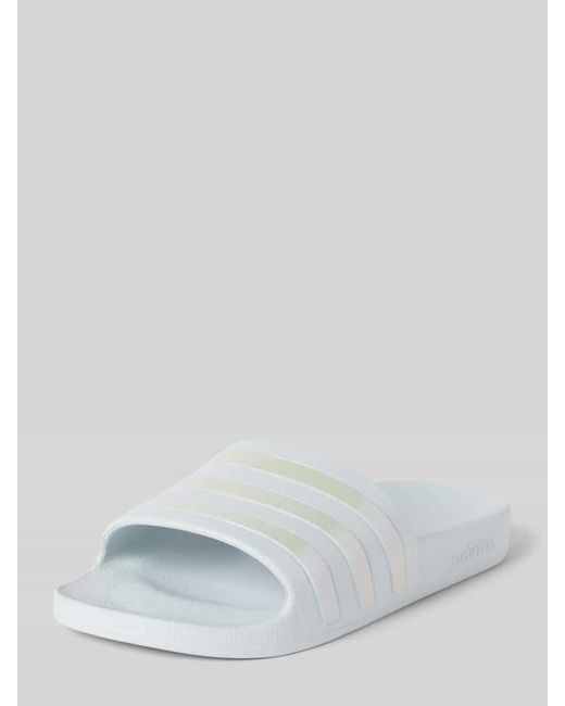 Adidas White Slides mit labeltypischen Streifen Modell 'ADILETTE AQUA'