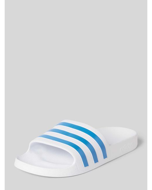 Adidas Blue Slides mit labeltypischen Streifen Modell 'ADILETTE AQUA'