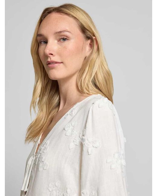 Apricot White Regular Fit Bluse mit floraler Stickerei