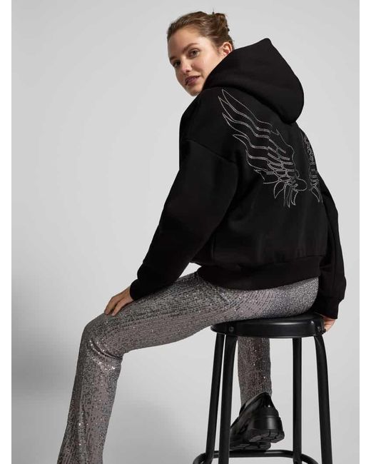 Review Black Hoodie mit Label-Print
