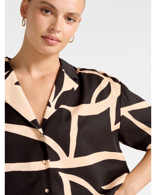 Forever New Black Flossie Printed Short Sleeves Shirt