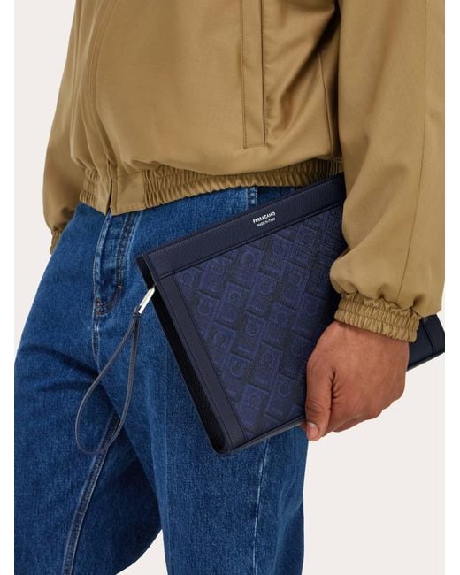 Uomo Pouch Monogram di Ferragamo in Blue da Uomo