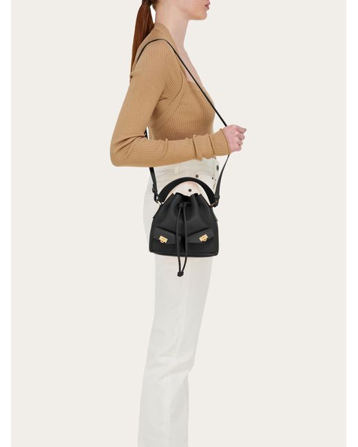 Ferragamo Blue Damen Mini Hug Beuteltasche Mit Multipocket-Konstruktion
