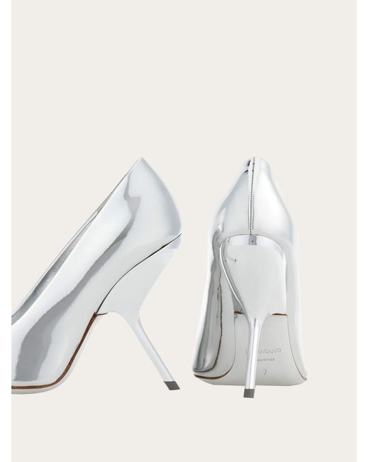 Mujer Zapatos De Salón Eva Plata Talla .5 Ferragamo de color White