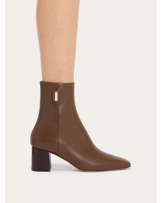 Ankle boot with golden tab Ferragamo en coloris Brown
