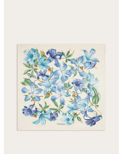 Femmes Foulard En Soie Imprimé Hibiscus Blanc Ferragamo en coloris Blue