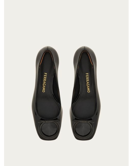 Mujer Zapatos De Salón Maxi Gancini Negro Talla .5 Ferragamo de color Natural