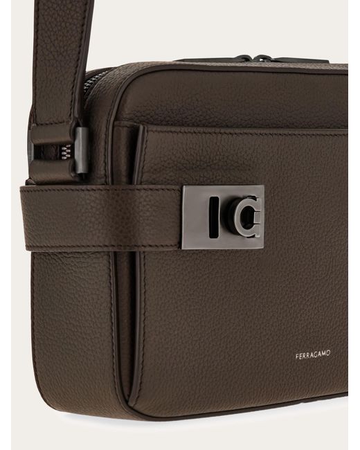 Hommes Sac À Bandoulière East-West Avec Boucles Gancini Brun Ferragamo pour homme en coloris Brown