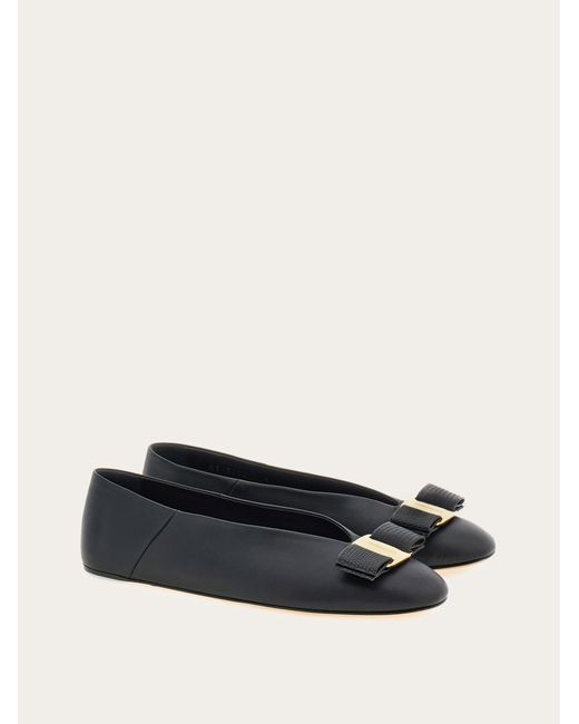 Femmes Ballerine Nœud Vara Noir Taille Ferragamo en coloris White