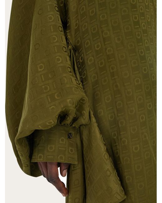 Femmes Robe Longue En Soie Monogram Vert Ferragamo en coloris Green