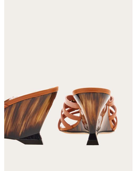 Slide ornamento Gancini con tacco wedge di Ferragamo in Brown
