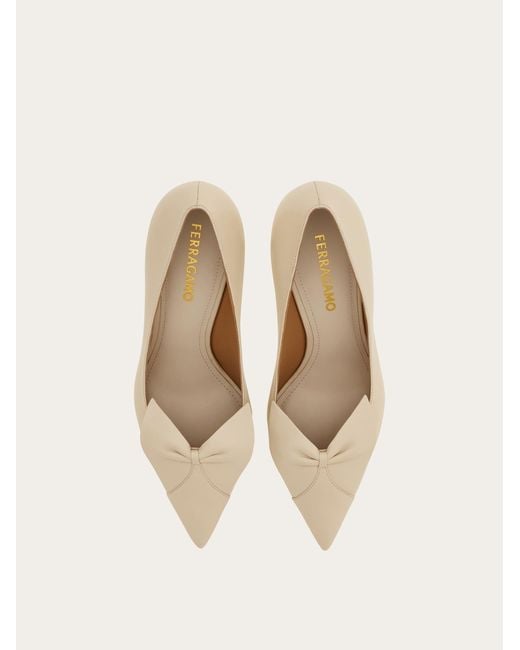 Mujer Zapatos De Salón Con Lazo Blanco Talla Ferragamo de color Natural