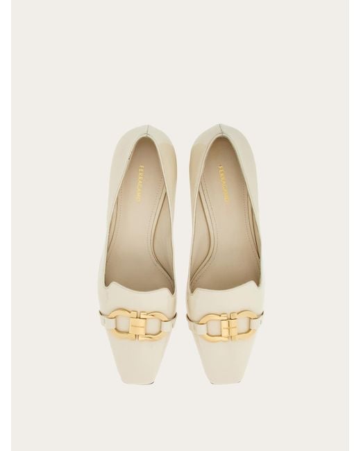 Mujer Zapatos De Salón Adorno Gancini Blanco Talla .5 Ferragamo de color Natural