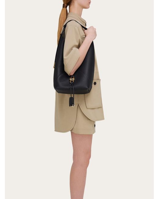 Femmes Sac Hobo V-Shaped (M) Noir Ferragamo en coloris Blue