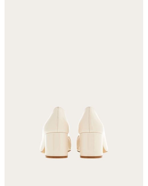 Mujer Zapatos De Salón Adorno Gancini Blanco Talla .5 Ferragamo de color Natural