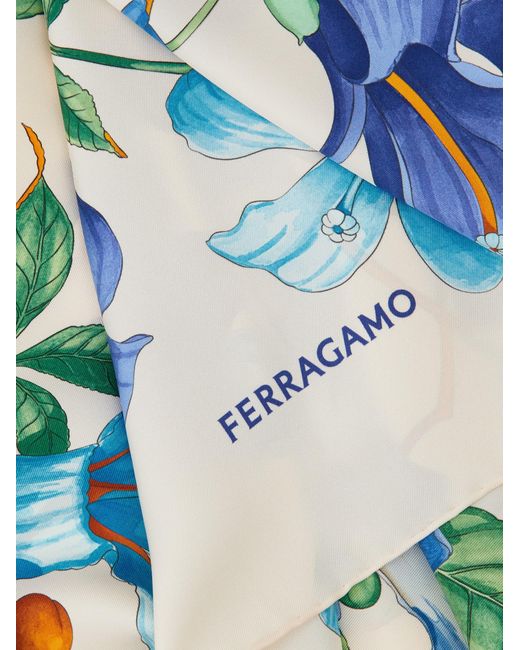 Femmes Foulard En Soie Imprimé Hibiscus Blanc Ferragamo en coloris Blue