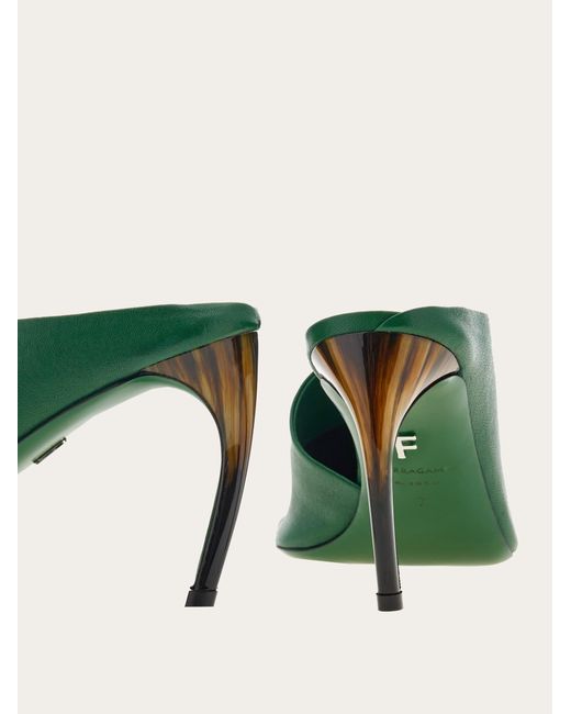 Curved heel slide Ferragamo en coloris Green