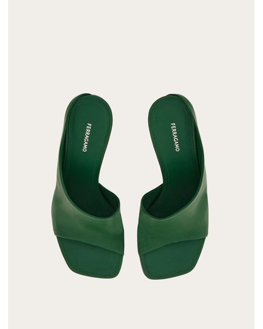 Curved heel slide Ferragamo en coloris Green