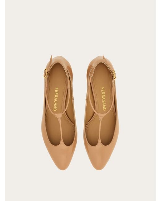 Femmes T-Strap Avec Talon Boule Taille .5 Ferragamo en coloris Natural