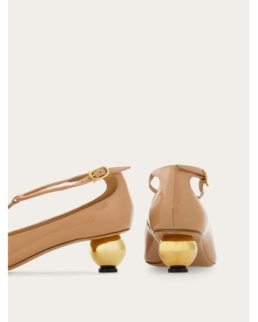 Femmes T-Strap Avec Talon Boule Taille .5 Ferragamo en coloris Natural