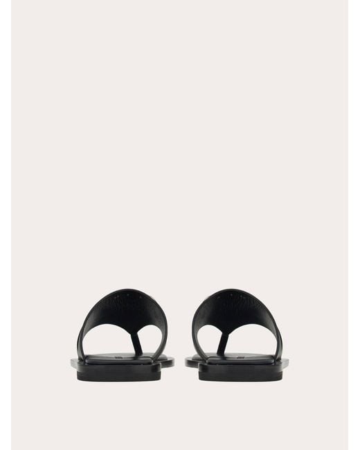 Sandalo infradito ornamento Gancini di Ferragamo in Black da Uomo