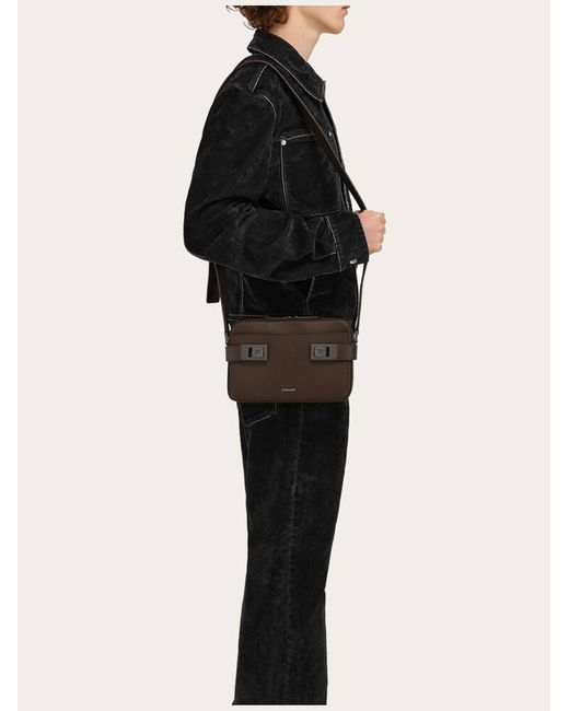Hommes Sac À Bandoulière East-West Avec Boucles Gancini Brun Ferragamo pour homme en coloris Brown
