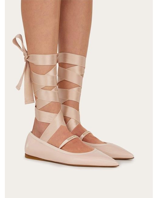 Donna Ballerina Con Nastro Taglia di Ferragamo in Natural