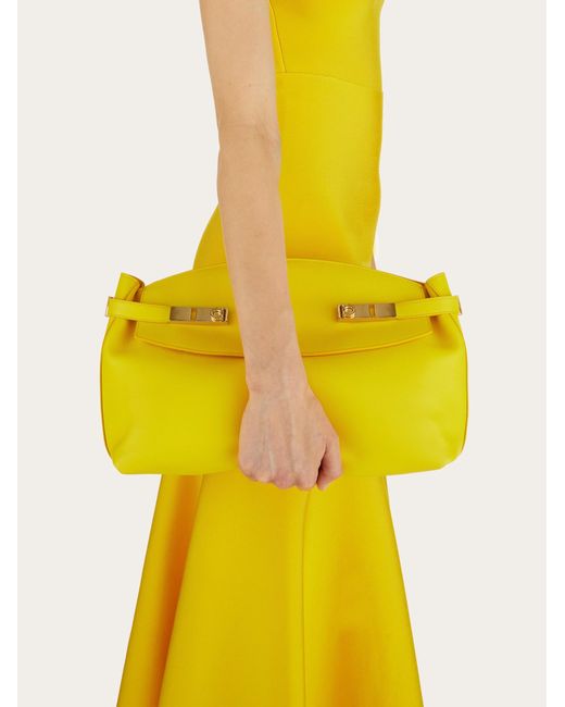 Donna Borsa A Spalla Hug di Ferragamo in Yellow
