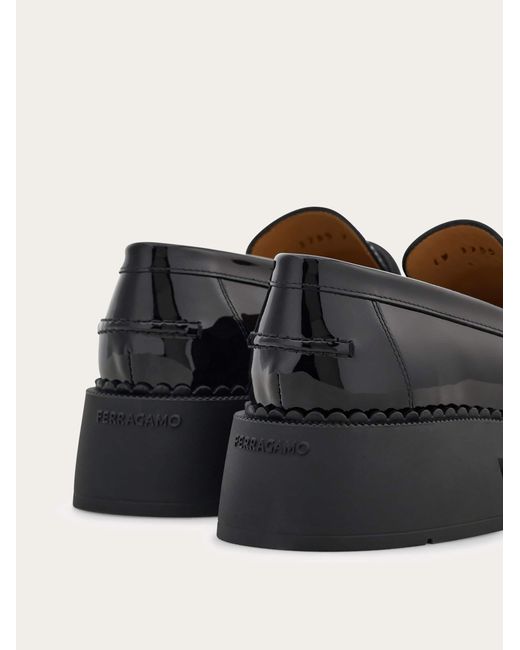 Femmes Mocassin Bold Boucle Hug Noir Taille Ferragamo en coloris Black