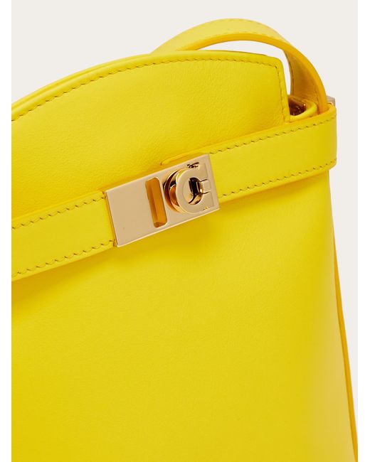 Donna Porta Smartphone Hug di Ferragamo in Yellow
