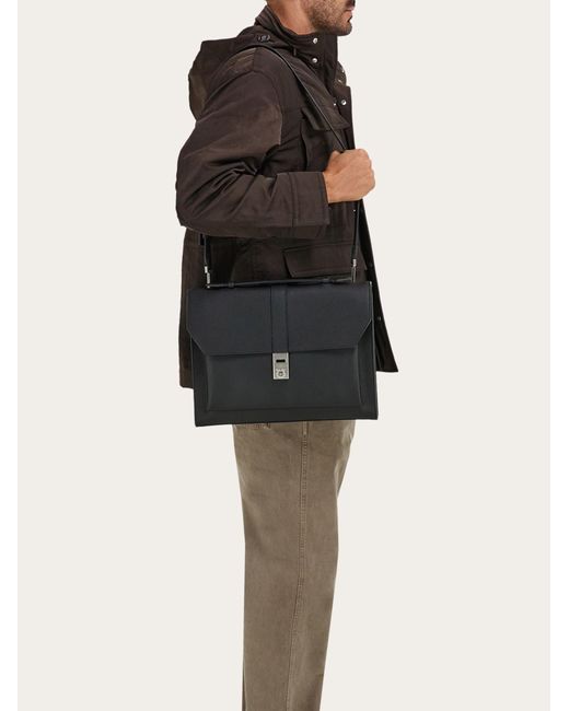 Uomo Briefcase Fibbia Hug di Ferragamo in Black da Uomo