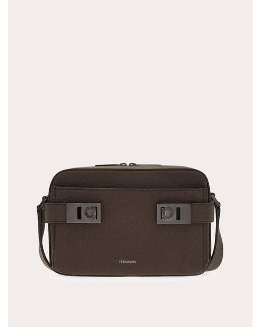 Hommes Sac À Bandoulière East-West Avec Boucles Gancini Brun Ferragamo pour homme en coloris Brown