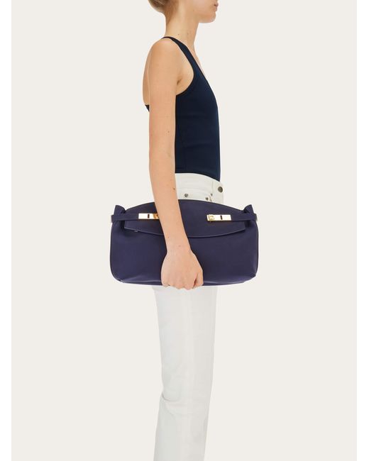 Femmes Sac À Bandoulière Hug (L) Bleu Ferragamo en coloris Blue