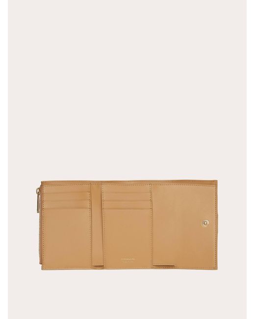 Hug compact wallet Ferragamo en coloris Natural