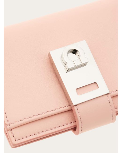 Hug credit card holder Ferragamo en coloris Pink