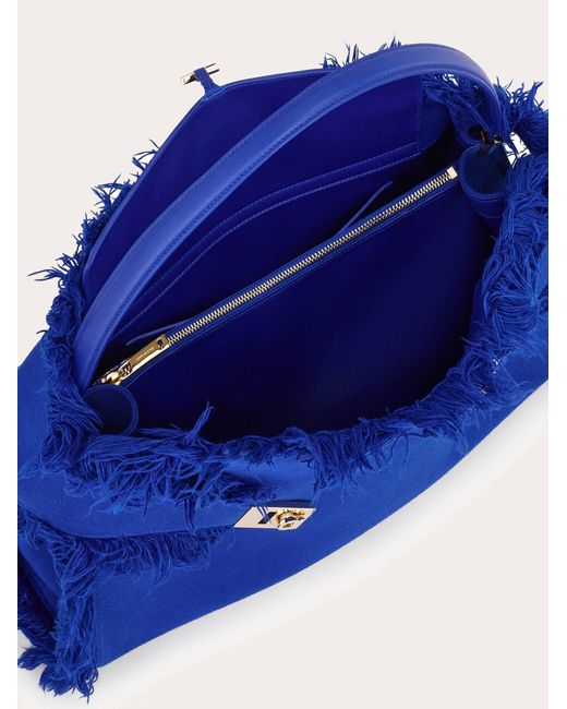 Donna Borsa A Spalla Hug Soft Con Frange (L) di Ferragamo in Blue