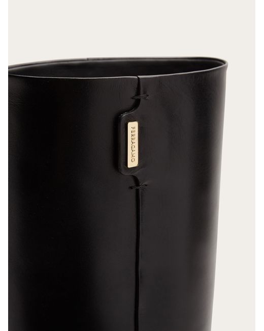 Knee high boot with golden tab Ferragamo en coloris Black