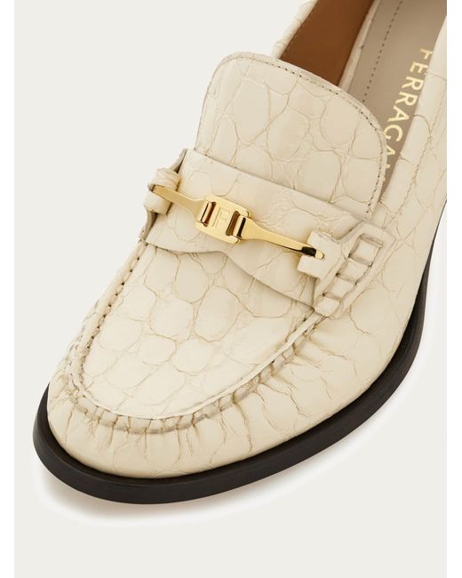 Donna Mocassino Pump Con Fibbia F Taglia di Ferragamo in Natural