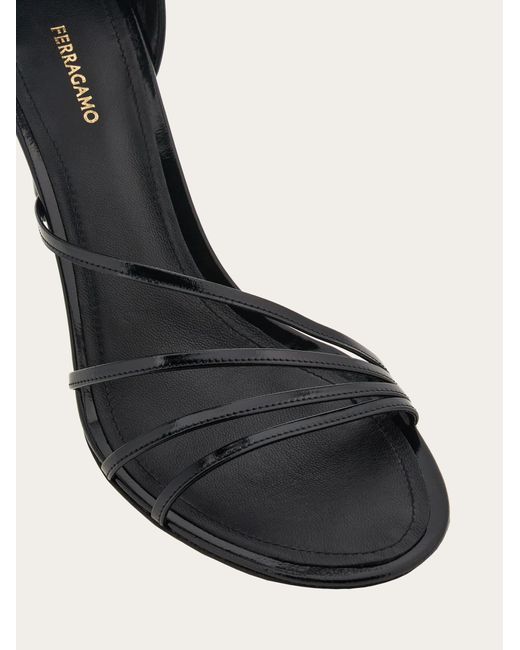 Curved heel sandal Ferragamo en coloris Black