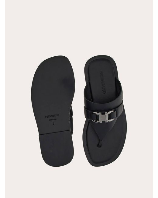 Sandalo infradito ornamento Gancini di Ferragamo in Black da Uomo
