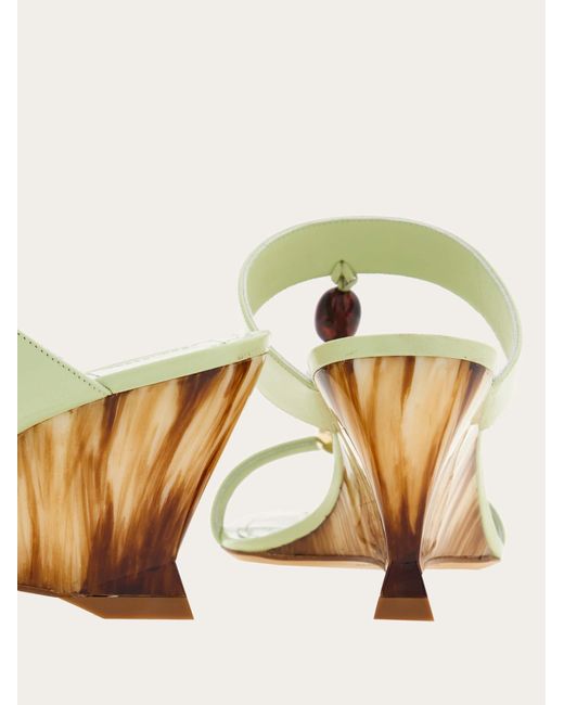 Femmes Slide Avec Bijoux Et Talon Wedge Vert Taille .5 Ferragamo en coloris Natural