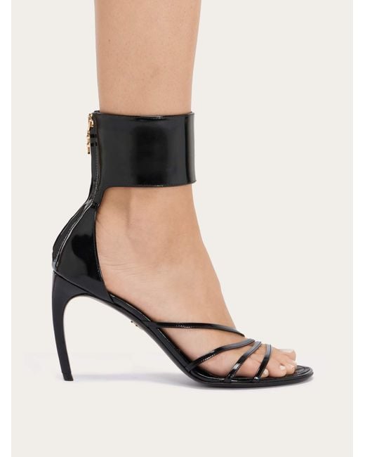 Curved heel sandal Ferragamo en coloris Black