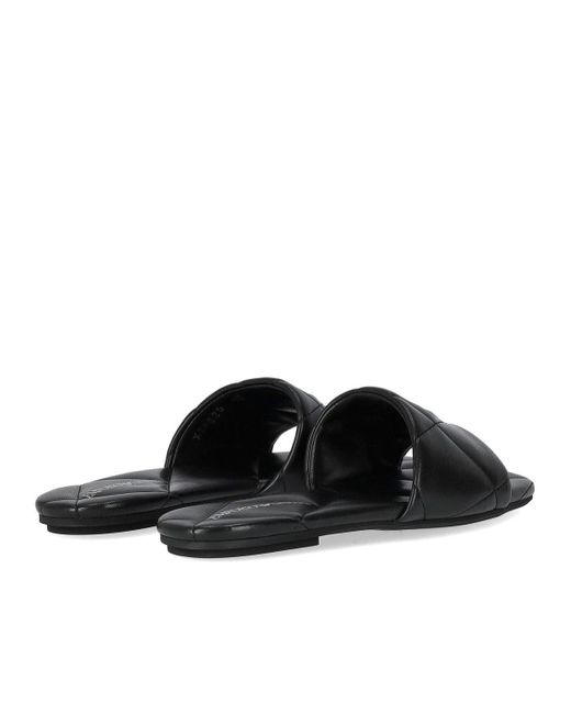 Emporio Armani Gewatteerde Platte Sandaal in het Black