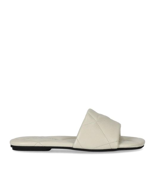 Emporio Armani Gewatteerde Platte Sandaal in het White
