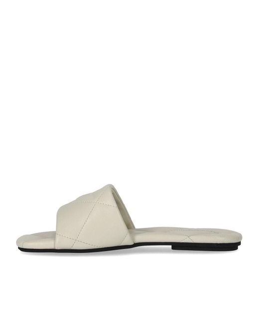 Emporio Armani White Elfenbein gesteppte flache sandale