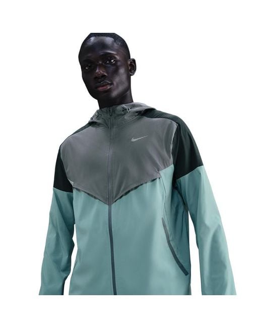 Nike Impossibly Light Windrunner Jassen in het Green voor heren