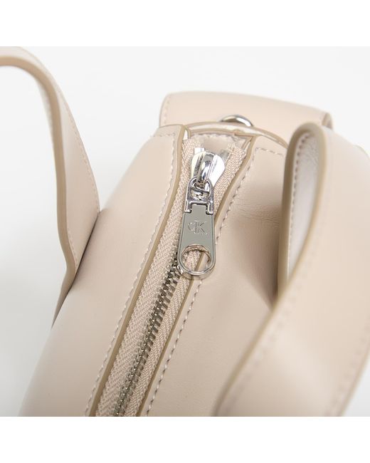 Borsa Webbing Strap Pocket Crossover di Calvin Klein in Natural