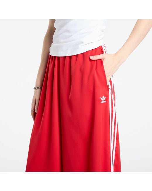 Pantaloni Adidas Adicolor Satin Wide Leg Track Joggers Better Scarlet/ Bright di Adidas Originals in Red