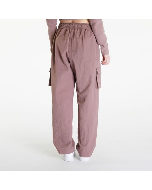 Nike Sportswear Essential High-rise Woven Cargo Pants Smokey Mauve/ Black in het Pink
