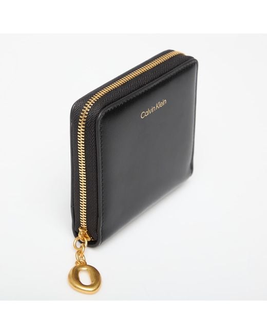 Calvin Klein Portemonnee Hardware Square Zip Around in het Black